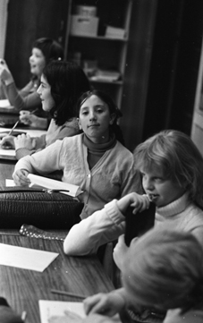 Skolegang, 1970erne. Foto: Uwe Bødevadt.